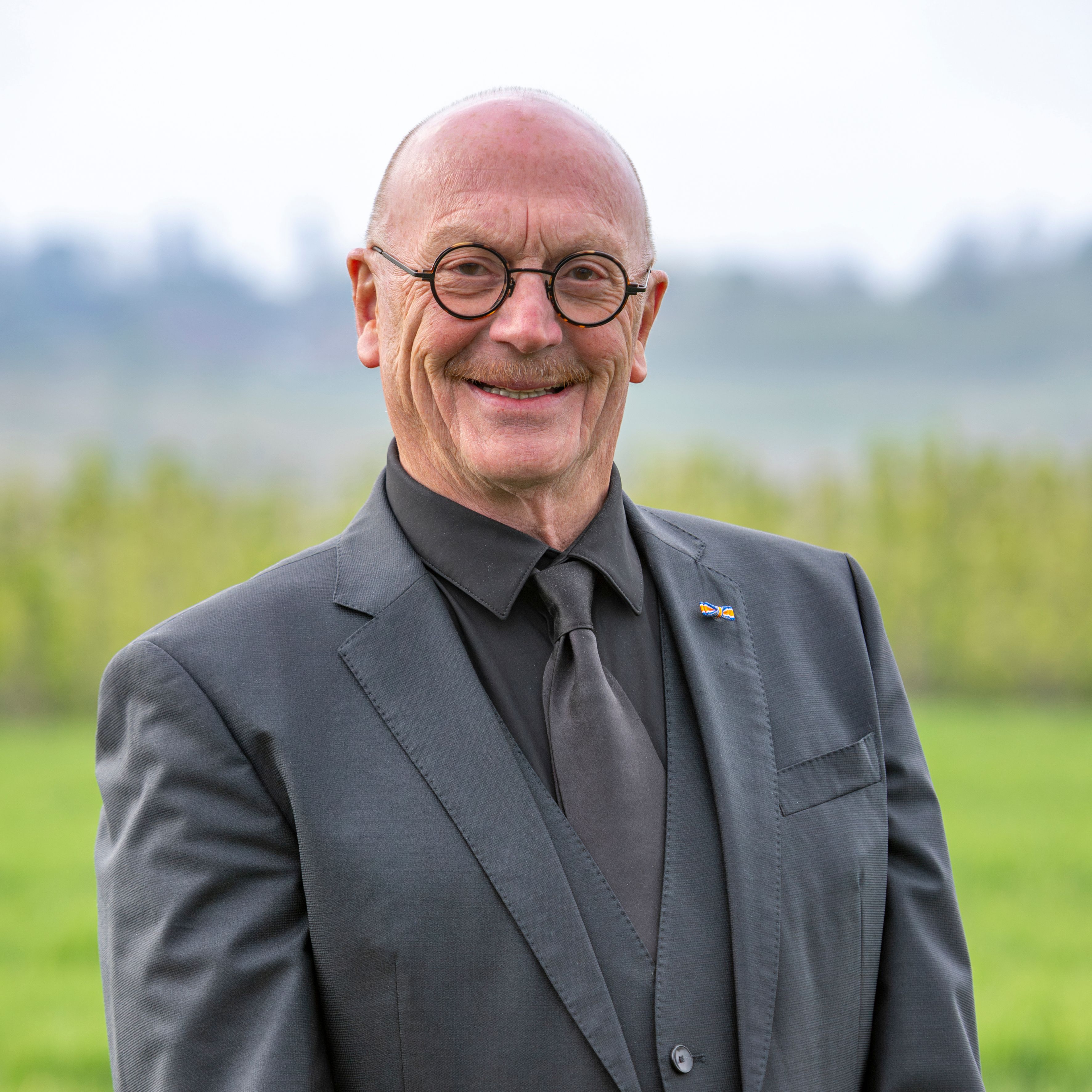 Jan Weling staat voor beschilderd viaduct. 